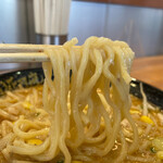 Raamen Kagetsu Arashi - 黄金味噌は中太麺。