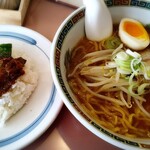 平成ラーメン おくの - カレーと味噌ラーメンを並べて撮った図。