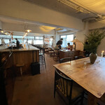 MAISON CINQUANTECINQ - 移転前はこじんまりとした中に良さがありましたが、広々としたお洒落スペース