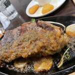 炭火ステーキ クローバー - サーロイン500g別角度から。