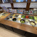 ステーキガスト - サラダバー。奥にソースバーやライスやブラックカレーもあります。