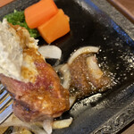 ステーキガスト - レアなステーキに胡麻ニンニク醤油とガーリックバターが合う