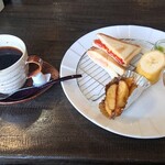 Gonori Harinogo - ●ホットコーヒー（モーニングサービス付き）450円
                
                ○コーヒー
                ゴリゴリと音がしてたのはハンドミル？
                
                KEY COFFEEらしい酸味爽やかな味わい。
                割と好みな味。