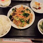 萬新菜館 - 玉子.野菜.豚肉と黒きくらげ炒めランチ