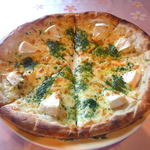 ラ・フーガ - カマンベールチーズとジェノバソ－スのピザ