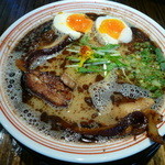 【赤マー油・チャーちゅる煮卵入り・魚介豚骨　１０５０円】