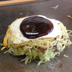 広島風お好み焼 かんらん - ２５分後：ソースが掛けられる