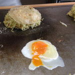 広島風お好み焼 かんらん - ２４分後：玉子が落とされ本体が乗せられる。