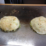 広島風お好み焼 かんらん - 18分後：キャベツが丁寧に蒸され、生地の中に納められる