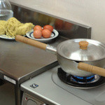 広島風お好み焼 かんらん - サイドテーブルでは玉子と生麺がスタンバイ