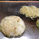 広島風お好み焼 かんらん - ２１分後：茹でた麺が焼かれ、本体が乗せられる