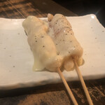 Kushiyaki Bisutoro Fukumimi - チーズもち巻286円/本