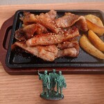 Gyuukaku Yakiniku Shokudou - カルビ焼き定食(ご飯大盛無料)_979円　極薄肉アップ