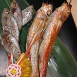 瓦そば すずめ - 赤いお魚が金太郎。銀色のお魚だけど平太郎(笑)