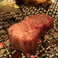 最飛びヒレ家 馬喰一代 名古屋EAST - ミスジ焼いてます　こりゃ焼肉というよりステーキだ