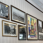 ロイヤルホスト - 内観、壁にはニューヨークの絵や写真が飾られていました
