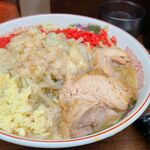 （2022.12.29）小ラーメン（豚2枚）、カタメ、ニンニク、アブラ、ベニ　マシマシ　別角度