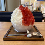 和カフェ Tsumugi - 天然水の削り氷／濃い苺みるく（990円）