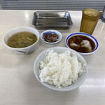 天ぷら　えびす食堂 - 天つゆや塩辛などが次々に配膳です、天つゆに大根おろしはは最初からです不用な方は食券渡す時に頼めば天つゆだけです。