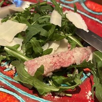 フィーコディンディア - 天城黒豚ちゃんが♪
                      チーズの塩味、そしてルッコラの苦味に包まれて、脂身が絶妙に美味しいタリアータ。
                      コクがある分、むしろ牛肉のそれより好みかも。