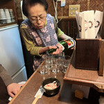 おかめ - 正月恒例の金箔入りのお酒を振舞っていただきましたよ(o^^o)