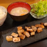 洋風居酒屋 菓酒MARU - とんとろ焼きランチ(税込980円)
            ミニサラダ、豚汁、白ご飯付
            豚トロは期待通りの脂の旨み、胡椒がアクセントになり濃いめの味わいに締まりが出ていて、良い感じです
            ボリュームが少ないので物足りないかな