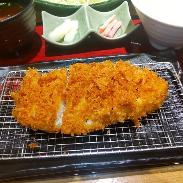 熟成三元麦豚ロースかつ御膳のトンカツは、サクサクっとしていて