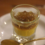 ラ　ティエラ - ウニ、人参、梶岡牛のコンソメ