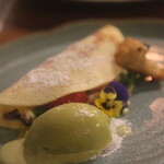 ラ　ティエラ - 苺のクレープとピスタチオのアイスクリーム