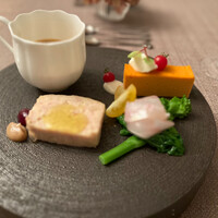 スープとカレー ボンジョルネ - 前菜の盛り合わせ
                      　恵那鷄のパテ　　菜の花と真鯛のマリネ
                      　トマト塩味のチーズケーキ
                      　オマール海老のプリン