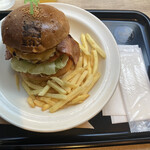 Island Burgers - ベーコンエッグチーズバーガーとフレンチフライ