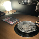 Yakiniku Toraji - 店内奥のソファー席