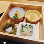 天冨良 麻布よこ田 - 酒菜（数の子、クエの煮こごり、もずく毛蟹酢、かぶの含め煮カラスミのせ）