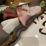 だいだいや - 刺身5種盛り
      タルイカ、マグロ、真鯛湯引き
      カンパチ、ブリ
      真鯛が美味かった