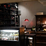 ファイ - デリカテッセンコーナーと豊富なイタリアワイン