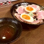 もつ煮込専門店 久 - 手前つけダレ