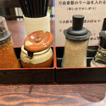 Sobakiri En - 左から　七味　自家製ラー油　スリゴマ　お酢