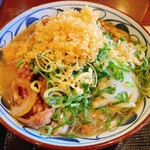 Marugame Seimen - 焼きたて肉うどん　ネギ、天かすのさ過ぎ〜笑笑