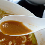 マルキュウ麺食堂 - ”味噌スープ”は”味噌の塩味”よりも”出汁の旨味”を優先させています。サラサラでグイーッと飲めてしまうTypeの美味しい”スープ”です。