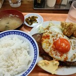 Taishuu Shokudou Sutando Sonoda - チャーシューエッグ定食　880円　今日は、鶏唐揚げが、デカイし、チャーシュー5枚だし、盛りがイイ。