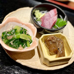 谷町二丁目 鯛めしや はなび - 小鉢〜菜葉のお浸し、牛肉と牛蒡のうま煮、鰤刺身