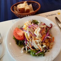 ラ･スコリエーラ - 大盛りサラダとバゲット