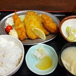 満天酒場 - 海鮮MIXフライ定食 770円、内容は「エビフライ」「アジフライ」「カキフライ」の3種でカキフライは2個
