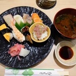 Kome To Sakana - 令和5年1月 ランチタイム
                      にぎり寿司8貫(赤出汁付) 800円