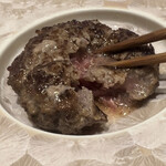 肉料理ふくなが - 中は激レアで、肉汁ジャーっ
