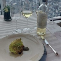 エノテーカ ピンキオーリ 名古屋 - 魚料理。こちらもカリカリキャベツの食感が楽しい。ワインともよく合っています。