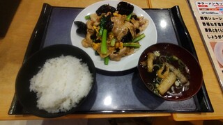 Issaku - 豚肉ときくらげの卵炒め定食　792円