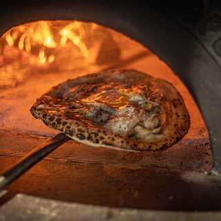 イタリア直送の薪窯で焼き上げる個性豊かなバリエーションのピザ