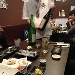 俺の魚を食ってみろ!! - 日本酒をつぐ店員さん　正直に自分の意見をはっきり言う人です。