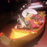 いろはにほへと 阿佐ヶ谷店 - クーポンで777円で食べた、刺身6種盛り。入れ物の船がインパクト大。